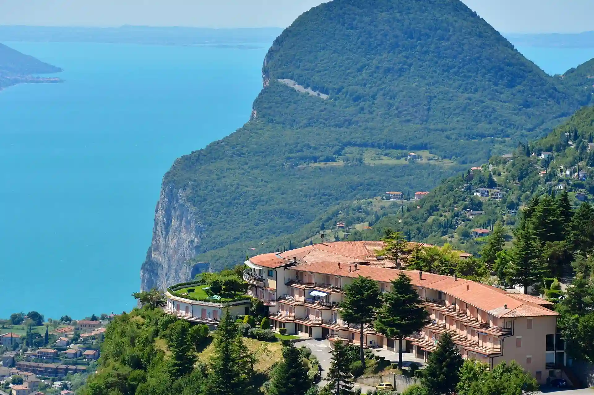Dalla Strada della Forra ai sentieri panoramici: Il tuo Bike Hotel nel cuore di Tremosine.