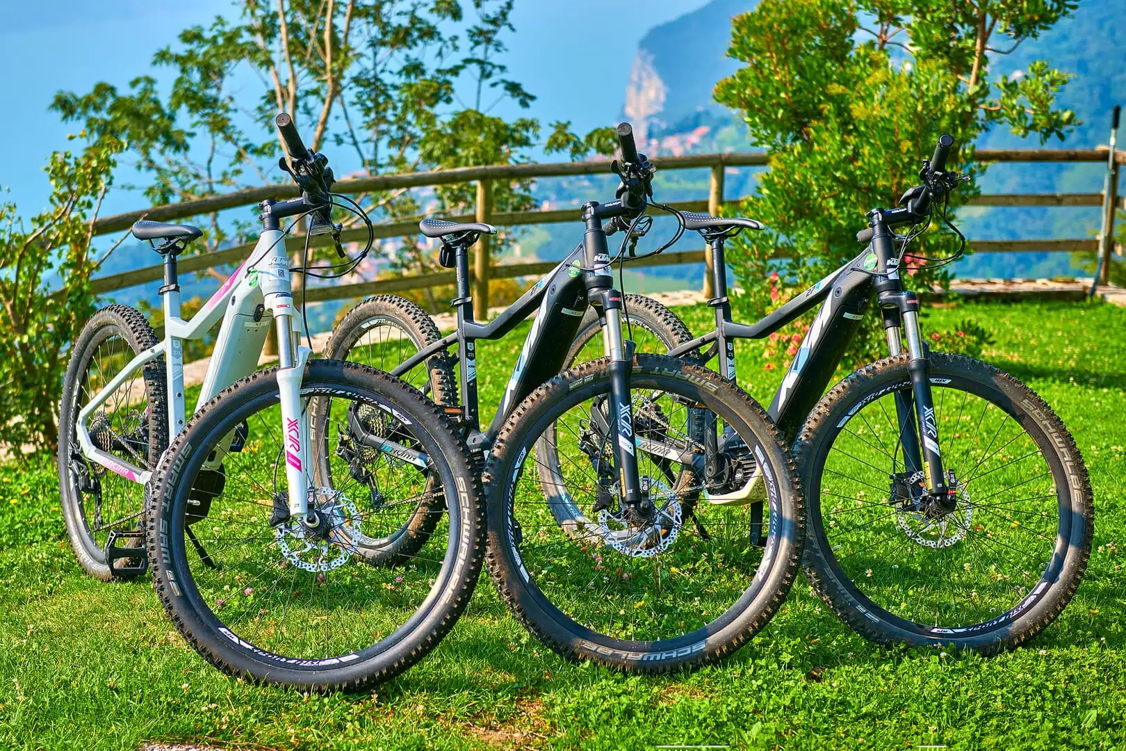 Trekking ed e-bike a Tremosine: escursioni e noleggio bici tra lago e montagna
