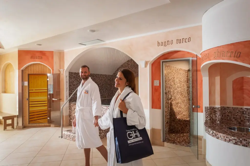 Coppia esplora centro benessere hotel
