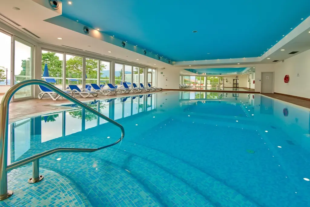 Piscina interna con vista lago