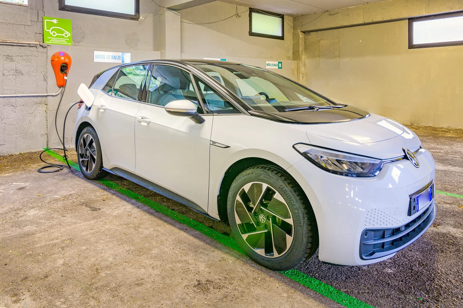 Viaggiare green: parcheggio, garage e ricarica per auto elettriche sul Garda