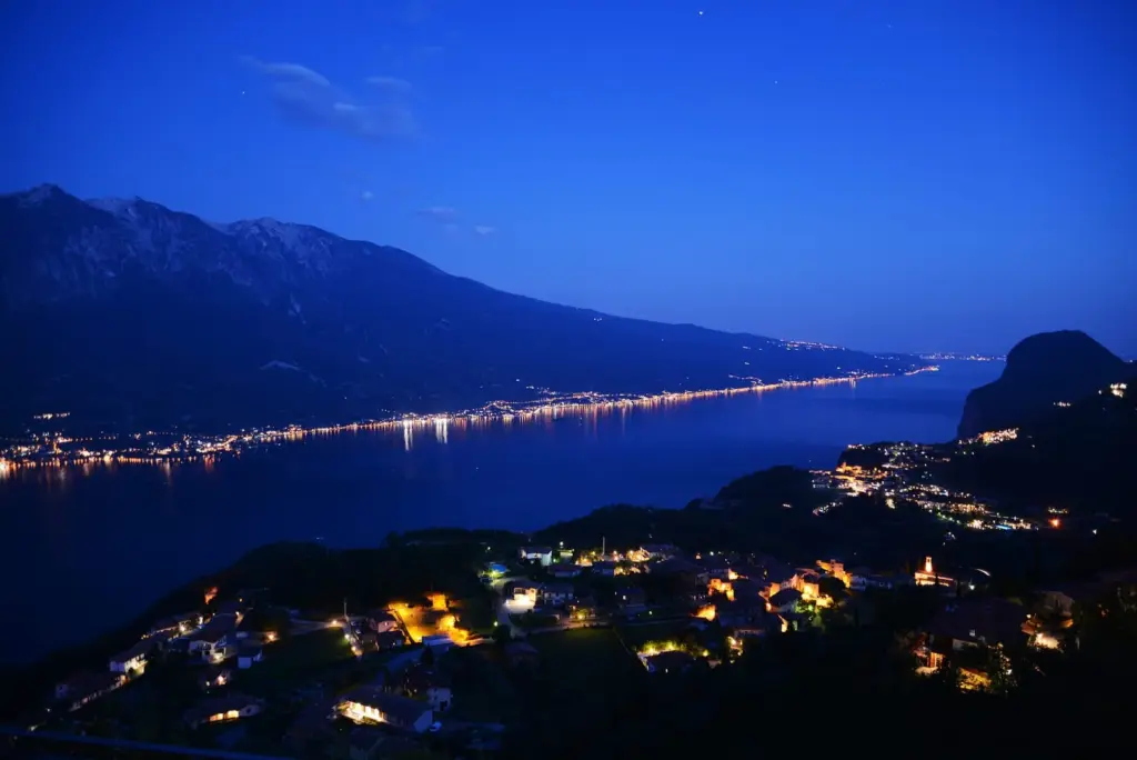 Vista notturna del Lago di Garda