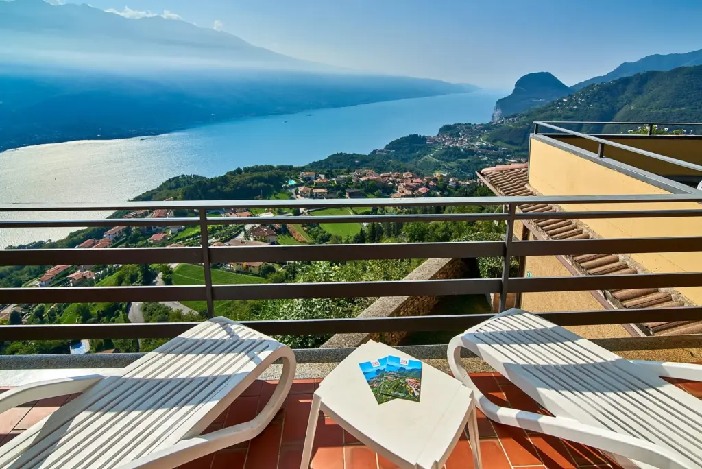 Vista sul Lago di Garda dal balcone